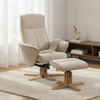 Fauteuil scandinave beige avec plaid et repose-pieds sur un tapis blanc