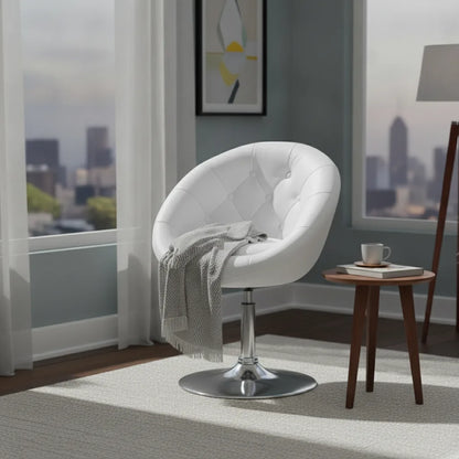 Fauteuil cocktail blanc capitonné avec plaid près d'une baie vitrée