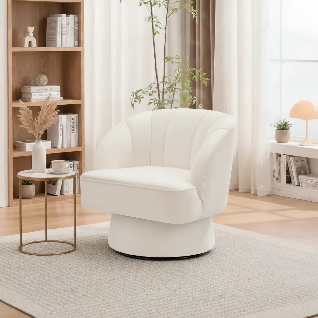 Fauteuil salon velours pivotant blanc à côté d'une bibliothèque en bois