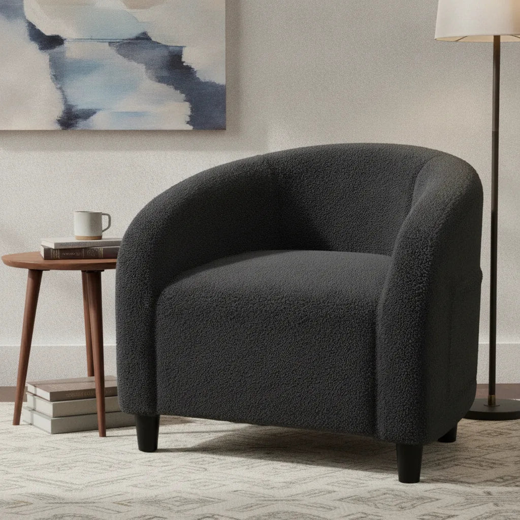 Fauteuil d'appoint salon cabriolet gris anthracite à côté d'une table d'appoint