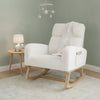 Fauteuil à bascule blanc en bouclette avec plaid dans une chambre de bébé