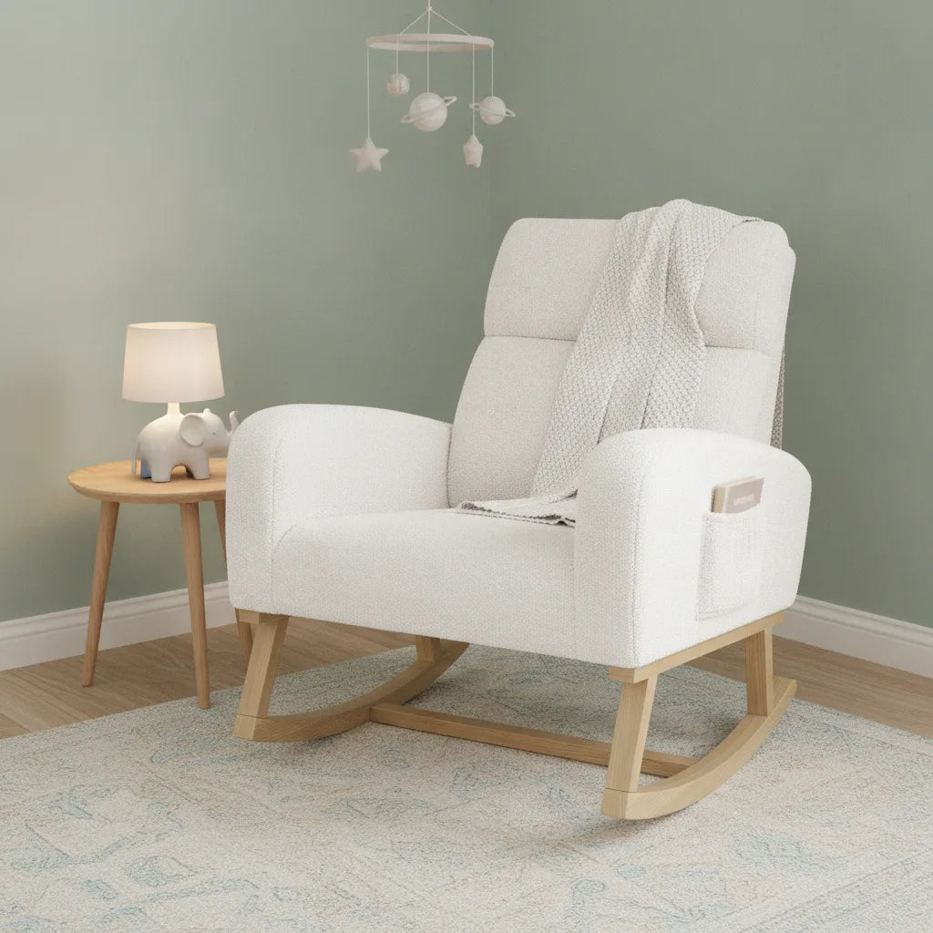 Fauteuil à bascule blanc en bouclette avec plaid dans une chambre de bébé