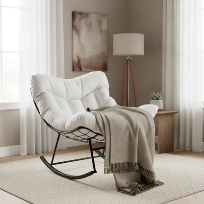 Fauteuil à bascule rocking chair Blanc Ivoire avec plaid près d'une fenêtre