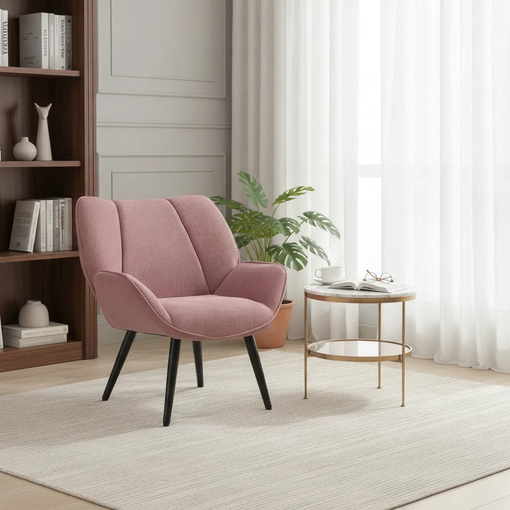 Fauteuil club moderne Rose Poudré près d'une bibliothèque