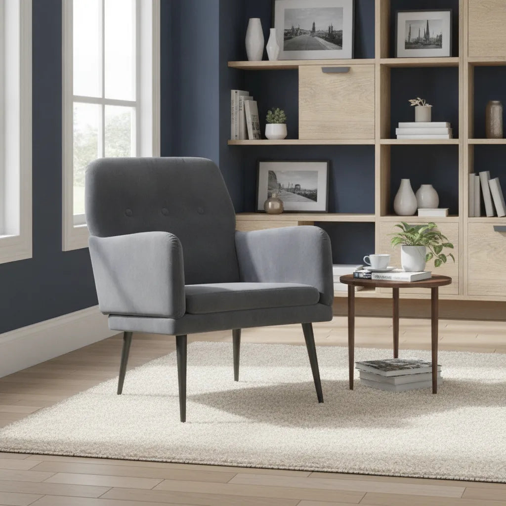 Fauteuil velours gris dans un salon devant une bibliothèque