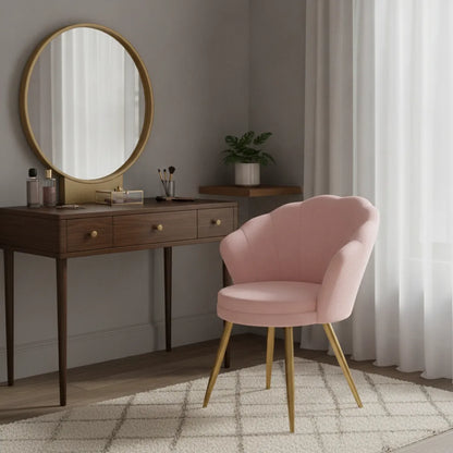 Fauteuil coquillage rose poudré près d'une coiffeuse en bois