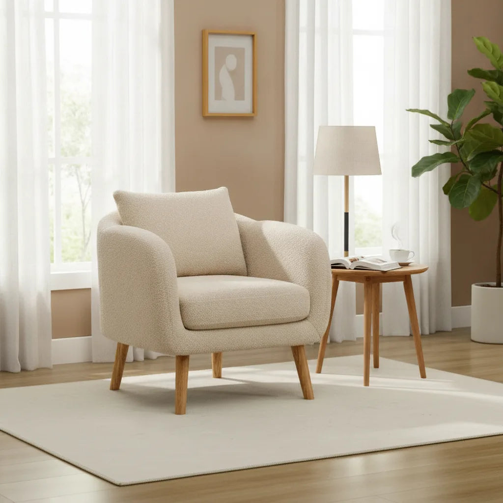 Fauteuil teddy bouclette près d'une fenêtre lumineuse