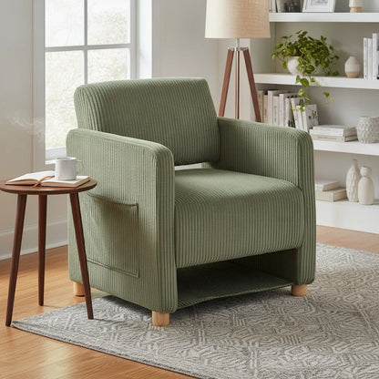 Fauteuil velours côtelé vert dans un salon avec table d'appoint