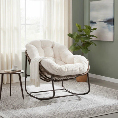 Fauteuil à bascule cocooning Loctudy en rotin près d'une fenêtre