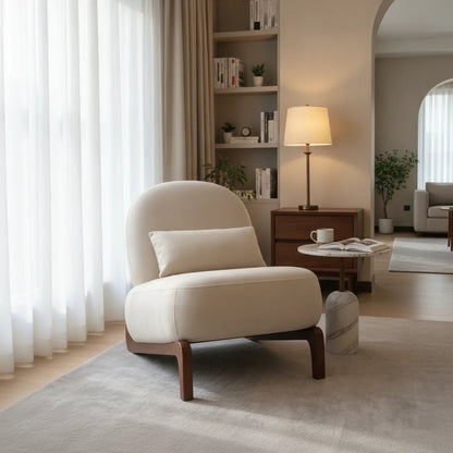 Chauffeuse velours crème près d'une fenêtre dans un salon