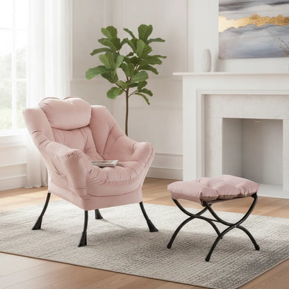 Fauteuil velours rose avec pouf près d'une cheminée