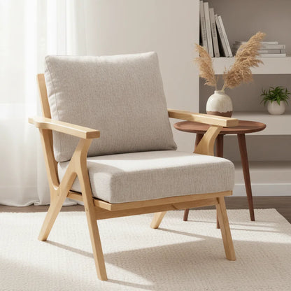 Fauteuil accoudoir bois Crozon en bois massif clair près d'une table d'appoint