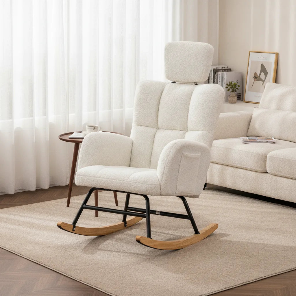 Fauteuil à bascule beige teddy installé près d'un canapé dans un salon lumineux