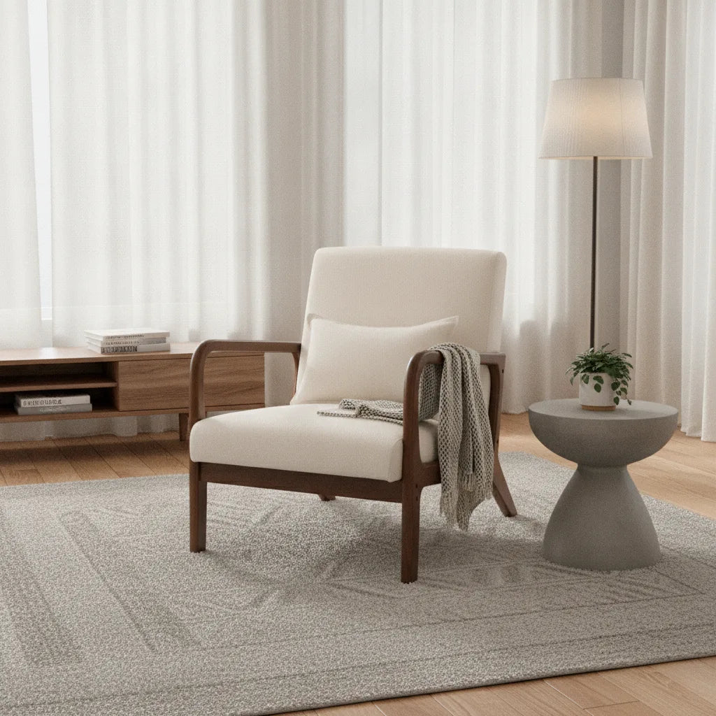 Fauteuil salon ergonomique beige avec plaid dans un salon aux tons naturels