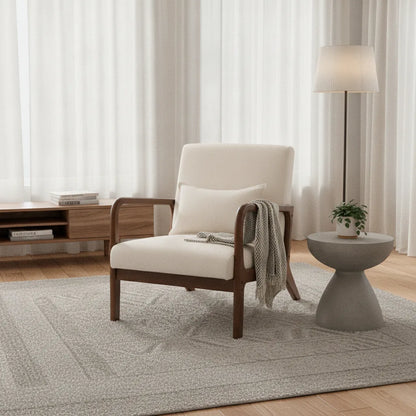 Fauteuil salon ergonomique beige avec plaid dans un salon aux tons naturels