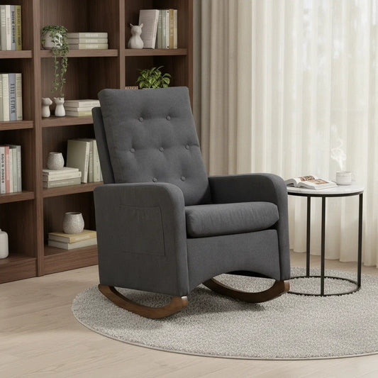 Fauteuil de lecture confortable à bascule gris anthracite près d'une bibliothèque