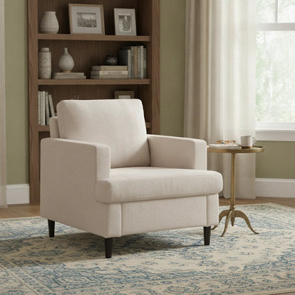Fauteuil en lin beige sur un tapis, à côté d'une bibliothèque en bois