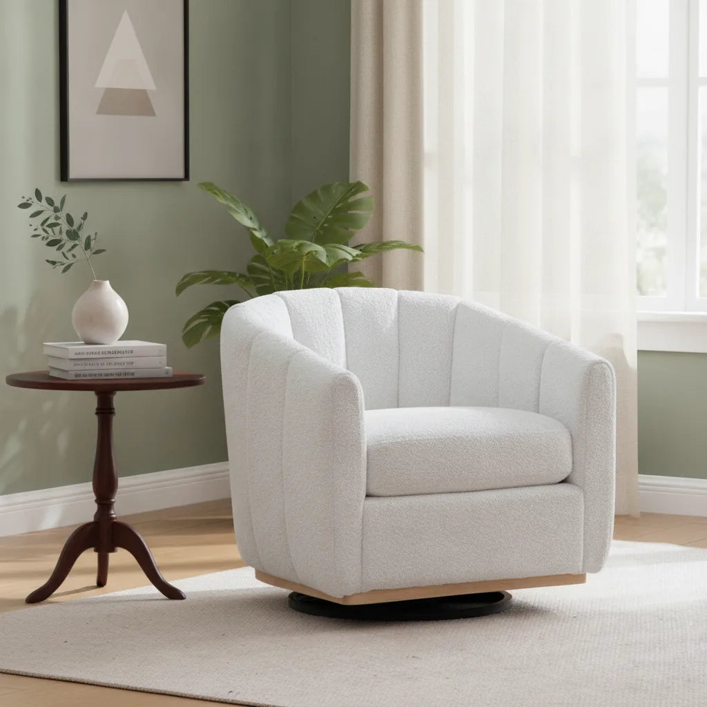 Fauteuil club pivotant blanc ivoire dans un salon lumineux au mur vert sauge