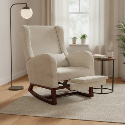 Fauteuil à bascule en velours beige lin à oreilles près d'une fenêtre et d'une lampe
