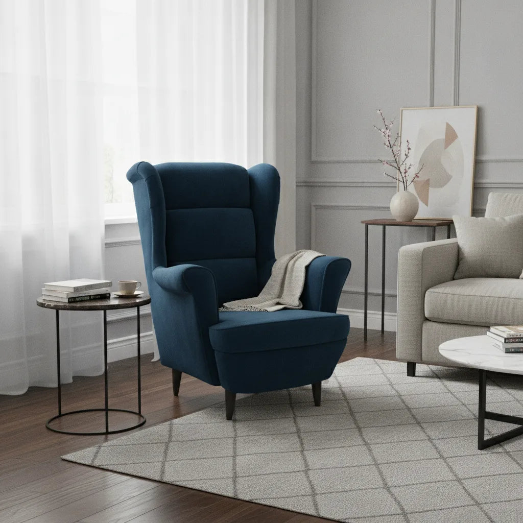 Fauteuil velours bleu à oreilles près d'une fenêtre