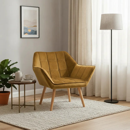 Fauteuil style scandinave en velours jaune moutarde près d'un lampadaire