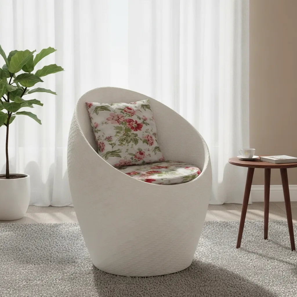 Fauteuil oeuf rotin blanc ivoire près d'une fenêtre