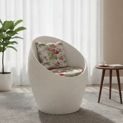 Fauteuil oeuf rotin blanc ivoire près d'une fenêtre