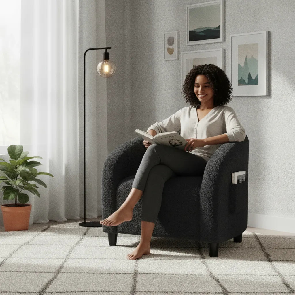 Femme lisant dans le fauteuil d'appoint salon gris anthracite
