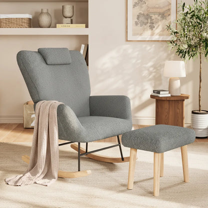 Fauteuil à bascule en sherpa gris et son repose-pieds dans un salon lumineux