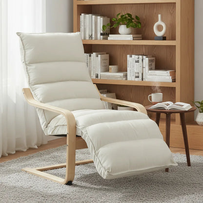 Fauteuil relax scandinave crème repose-pieds déplié dans un coin lecture