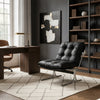 Fauteuil pied chrome Morlaix capitonné noir dans un bureau