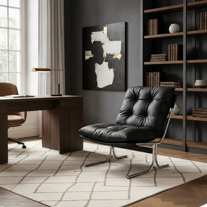 Fauteuil pied chrome Morlaix capitonné noir dans un bureau