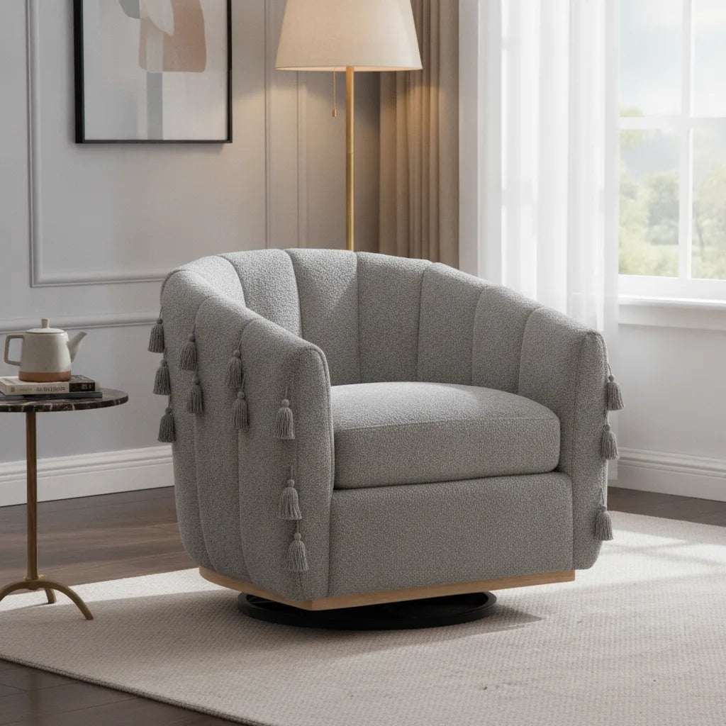 Fauteuil club pivotant gris à pompons près d'une fenêtre dans un salon cosy
