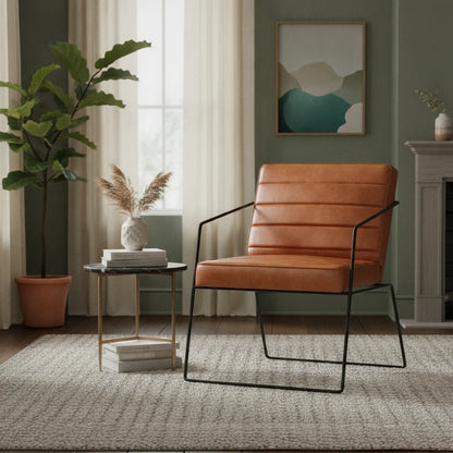 Fauteuil industriel cuir cognac près d'une table d'appoint