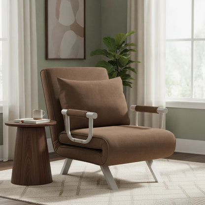 Fauteuil en daim marron à accoudoirs métal près d'une table d'appoint en bois