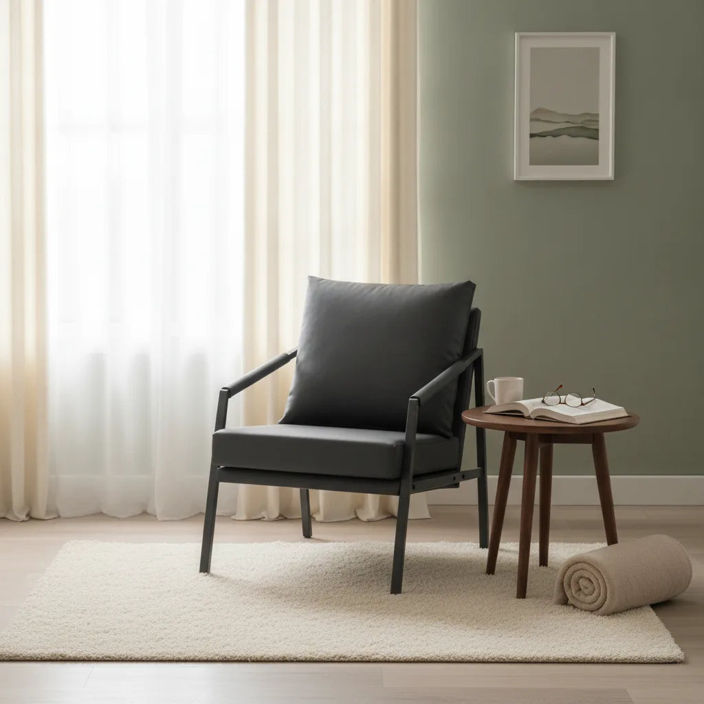 Fauteuil cuir et métal noir près d'une fenêtre