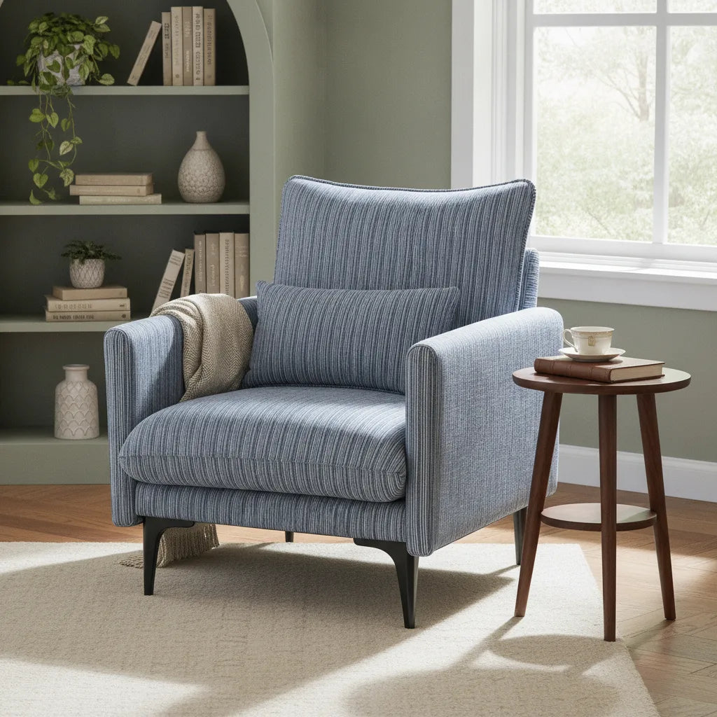 Fauteuil rayé bleu pieds métal noir dans un salon