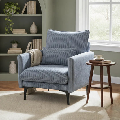 Fauteuil rayé bleu pieds métal noir dans un salon