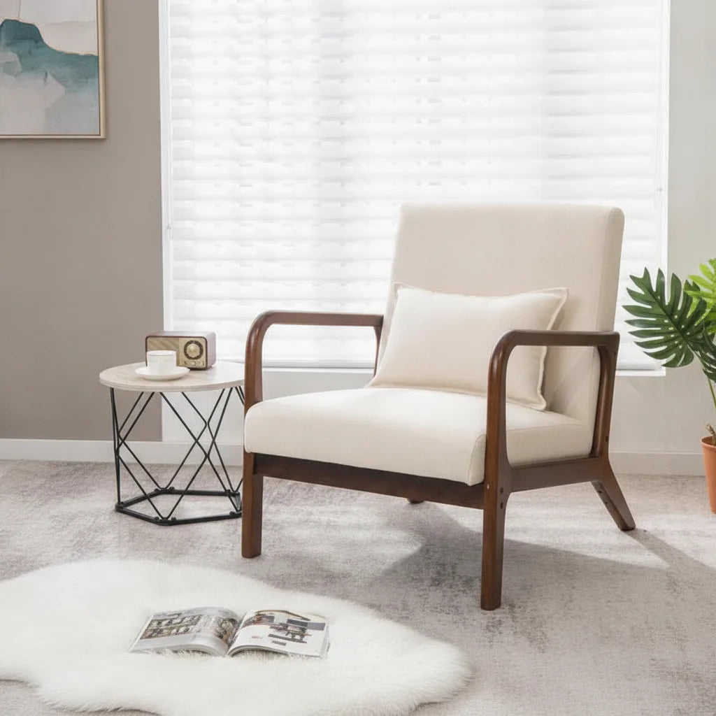 Fauteuil salon ergonomique beige et structure couleur noyer à côté d'un tapis en peau lainée