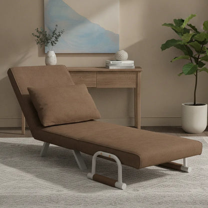 Fauteuil en daim marron déplié en lit d'appoint sur un tapis