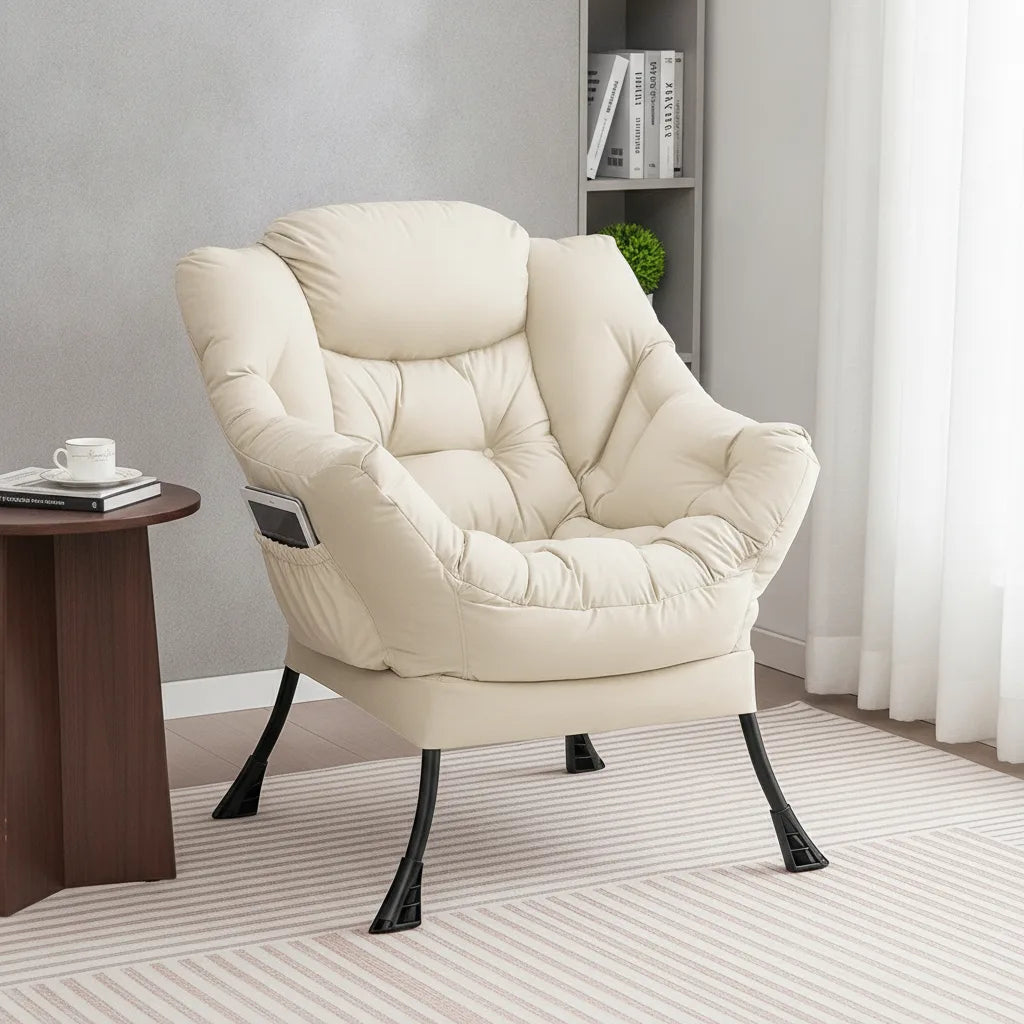 Fauteuil lecture cocooning sur pieds en métal noir dans un salon lumineux
