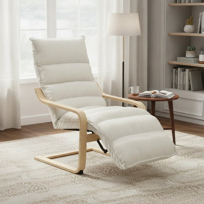Fauteuil relax scandinave en bois clair et velours près d'un lampadaire
