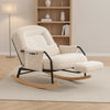Fauteuil à bascule inclinable crème avec repose-pieds sorti devant une bibliothèque