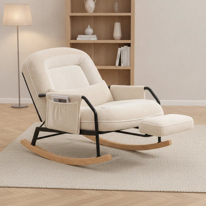 Fauteuil à bascule inclinable crème avec repose-pieds sorti devant une bibliothèque