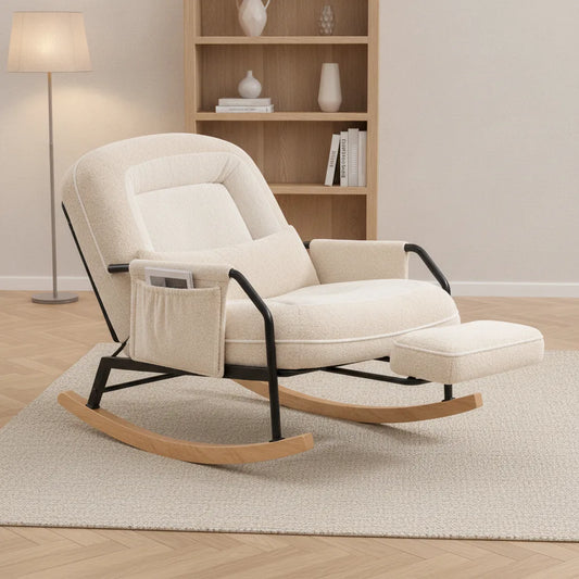 Fauteuil à bascule inclinable crème avec repose-pieds sorti devant une bibliothèque