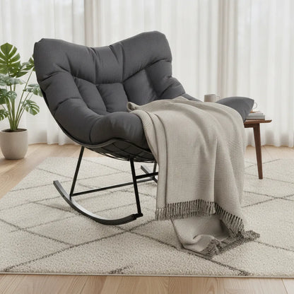 Fauteuil à bascule rocking chair gris avec coussin matelassé et plaid