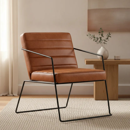 Fauteuil industriel cuir cognac dans un salon lumineux