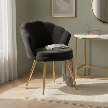 Fauteuil coquillage noir à pieds dorés dans un salon