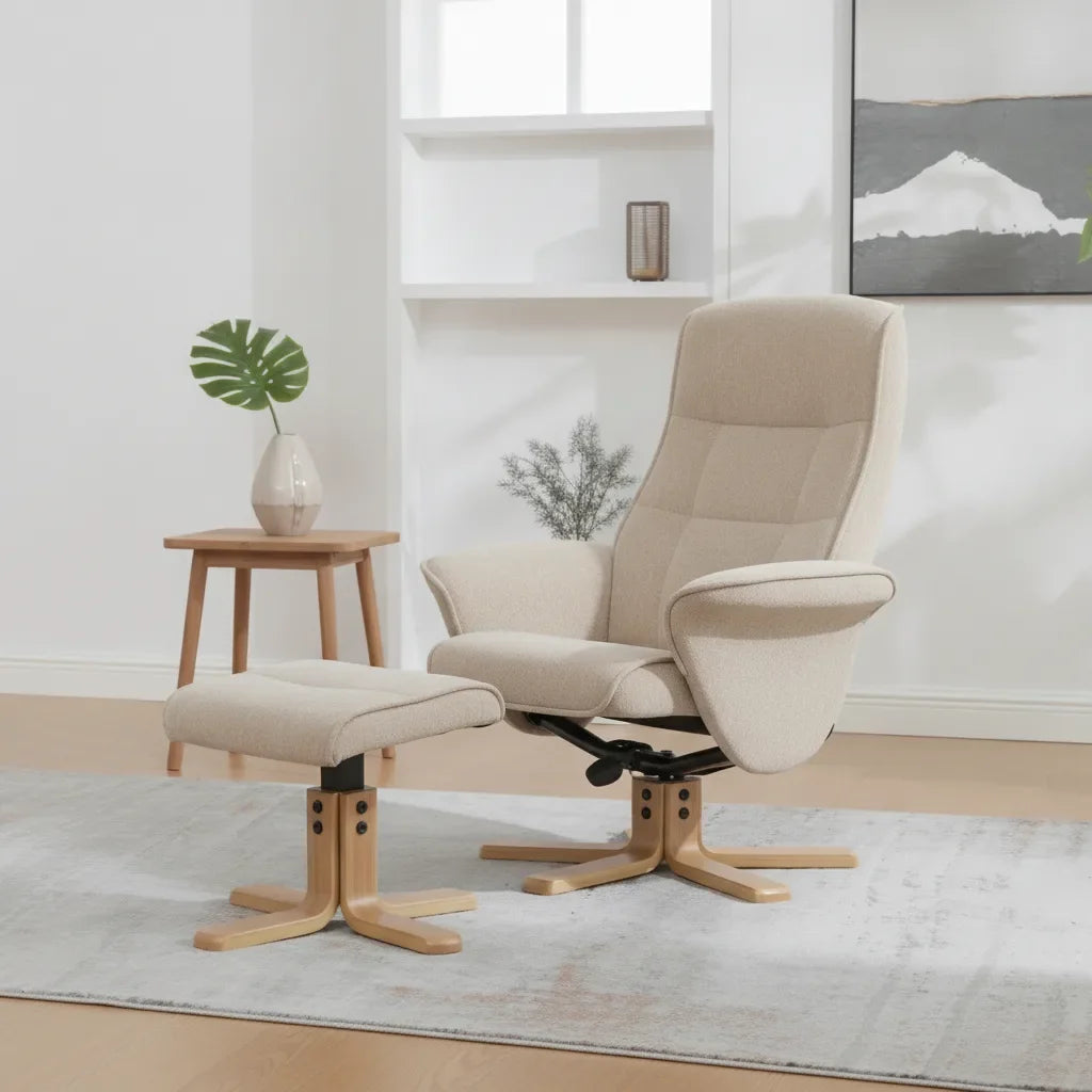 Fauteuil scandinave beige vu de profil avec son repose-pieds