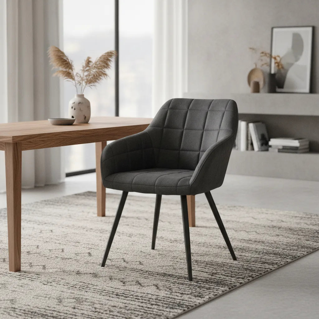 Fauteuil salle à manger confortable gris anthracite sur un tapis